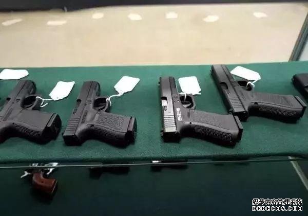 美国教师可持枪上课