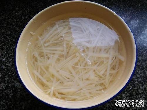 炒土豆丝,先放醋就错了!教你正确做法,清脆爽口不粘锅