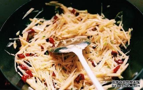 炒土豆丝,先放醋就错了!教你正确做法,清脆爽口不粘锅