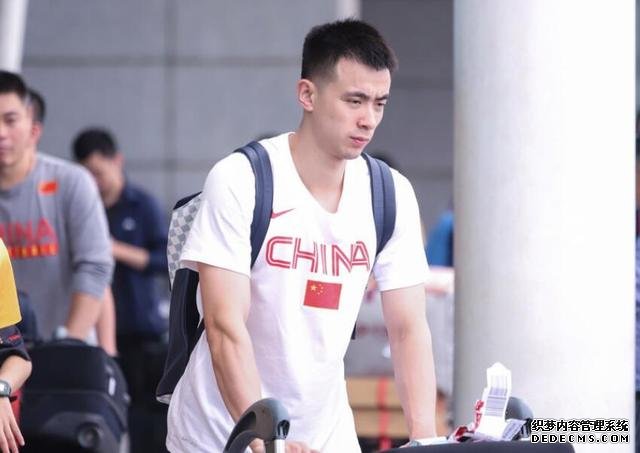 表情严肃!中国男篮抵达广州和国足入住同一酒店