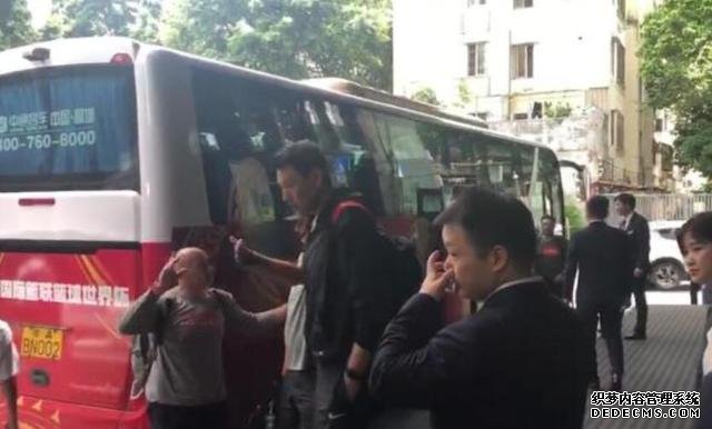 表情严肃!中国男篮抵达广州和国足入住同一酒店