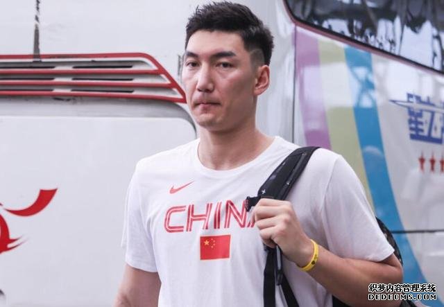 表情严肃!中国男篮抵达广州和国足入住同一酒店