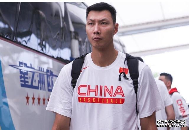 表情严肃!中国男篮抵达广州和国足入住同一酒店