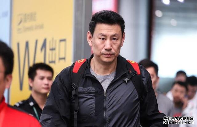 表情严肃!中国男篮抵达广州和国足入住同一酒店