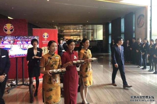 表情严肃!中国男篮抵达广州和国足入住同一酒店