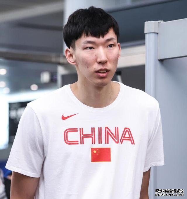 表情严肃!中国男篮抵达广州和国足入住同一酒店