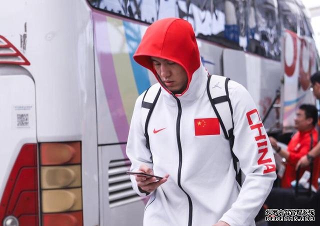 表情严肃!中国男篮抵达广州和国足入住同一酒店