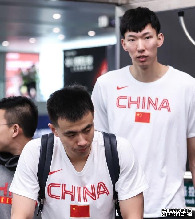 表情严肃!中国男篮抵达广州和国足入住同一酒店