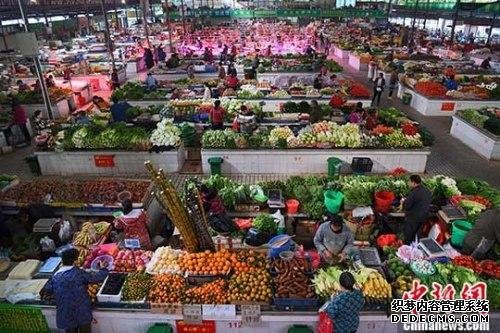 资料图:市民购新鲜蔬菜。 <a target='_blank' data-cke-saved-href='http://www.chinanews.com/' href='http://www.chinanews.com/'>中新社</a>记者 胡雁 摄 资料图:市民购新鲜蔬菜。 <a target='_blank' data-cke-saved-href='http://www.chinanews.com/' href='http://www.chinanews.com/'>中新社</a>记者 胡雁 摄