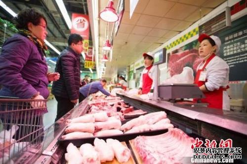 资料图:市民选购猪肉。 张云 摄 资料图:市民选购猪肉。 张云 摄