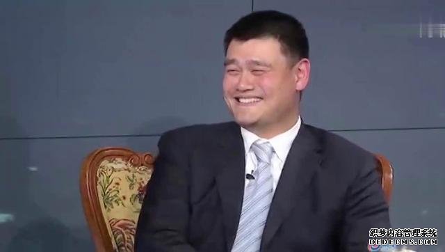 尴尬!姚明示范投篮3分连续三不沾,最擅长罚球都不进,观众哄堂大笑