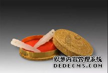 古代仕女化妆用的“瓶瓶罐罐”现代的化妆品种类繁多,让人眼花缭乱,其实在这方面,古人也不落下风,妆品纷繁复杂,用来盛用的器物也精致华美,妆奁、粉盒、镜匣等等,层出不穷。时代在发展,审美在变化,不变的是人们爱美的心……
【详细】