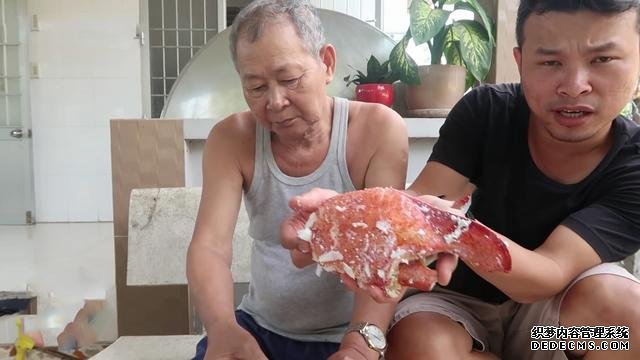 小伙花500元买的2个“稀罕海鲜”,全是壳以为没肉,煮好敲碎乐了