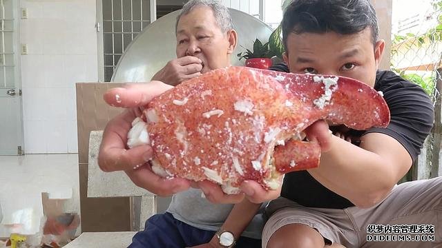小伙花500元买的2个“稀罕海鲜”,全是壳以为没肉,煮好敲碎乐了