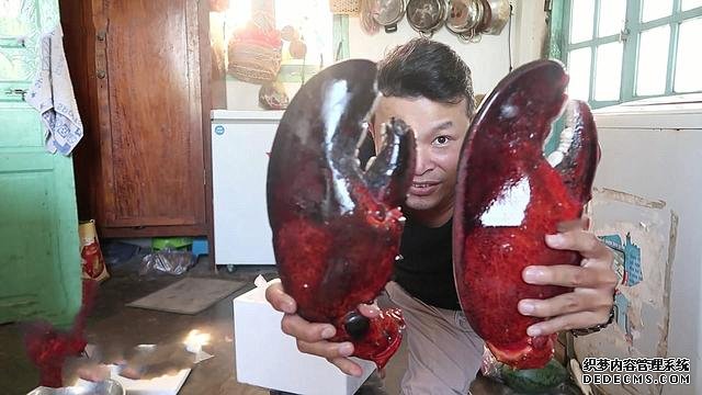 小伙花500元买的2个“稀罕海鲜”,全是壳以为没肉,煮好敲碎乐了
