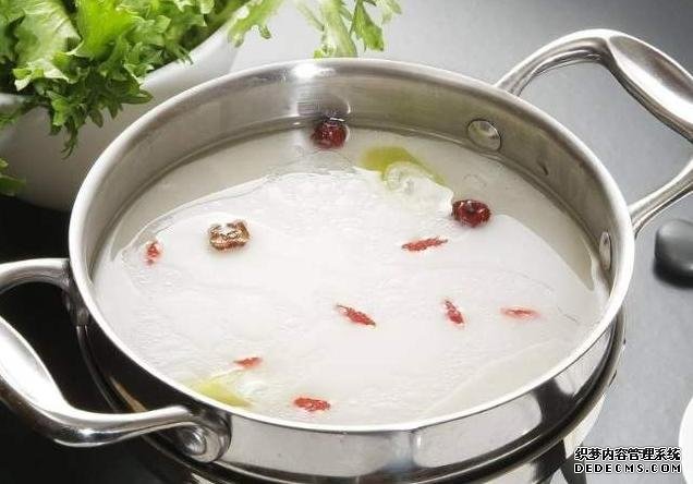 吃火锅时,为啥别点“清汤锅”? 听内行人说完,瞬间明白