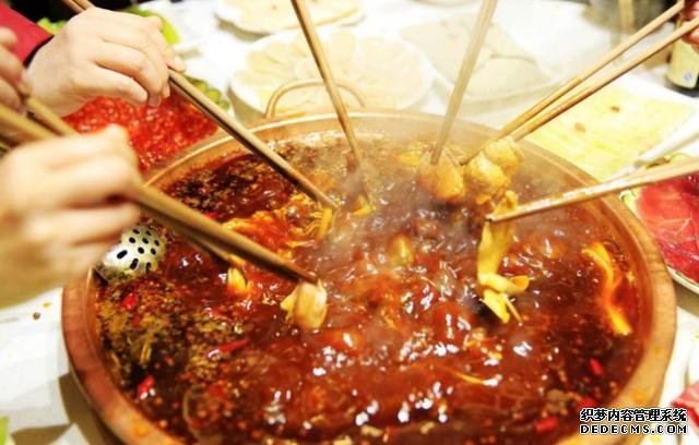 吃火锅时,为啥别点“清汤锅”? 听内行人说完,瞬间明白