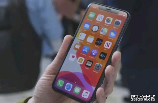 持有苹果股份,却用着三星,在库克的恳求下,他终于用iPhone了