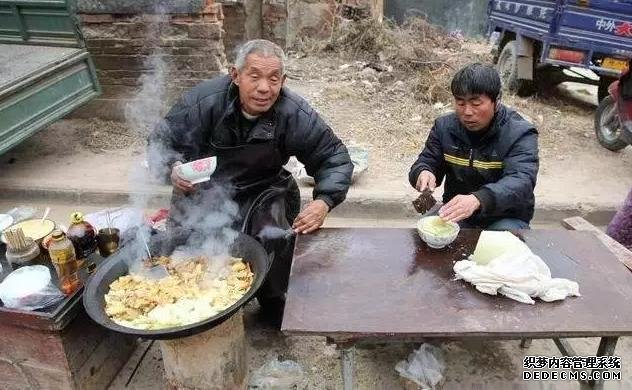 河南这种丑丑的小吃,几乎每个集市都会有,管饱只要5元