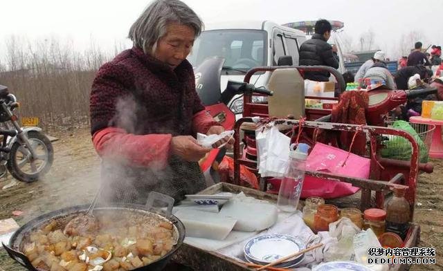 河南这种丑丑的小吃,几乎每个集市都会有,管饱只要5元