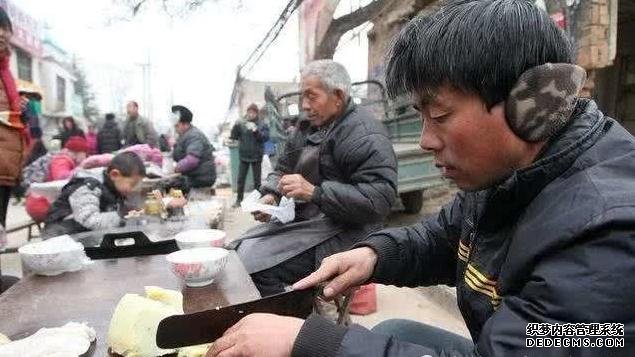 河南这种丑丑的小吃,几乎每个集市都会有,管饱只要5元