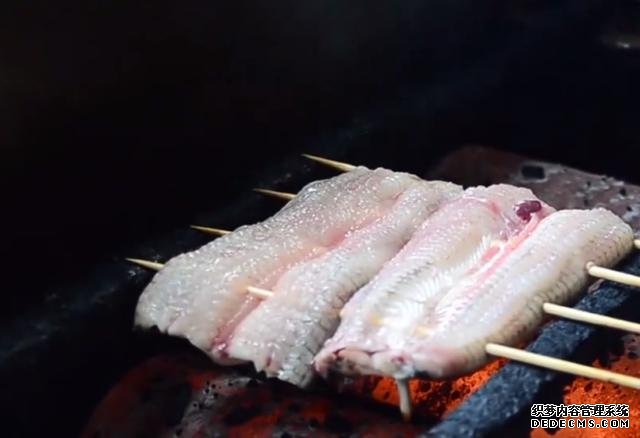 日本厨师处理鳗鱼,放到烤架上烤至金黄,肉质鲜嫩吃起来很过瘾