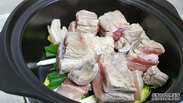 学会这样做梨子炖肉,真是太香了,美味解馋超好吃,上桌就扫光