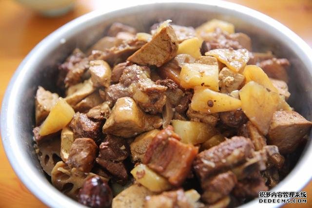 学会这样做梨子炖肉,真是太香了,美味解馋超好吃,上桌就扫光