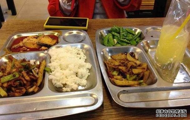 各国学校午餐都吃啥?看完想要吃遍全球各个中学食堂