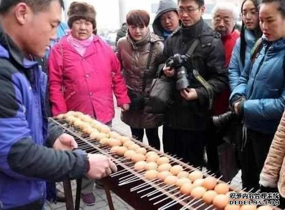 下岗大叔卖“天价”鸡蛋,十元1串,食客:吃完一口还想第二口