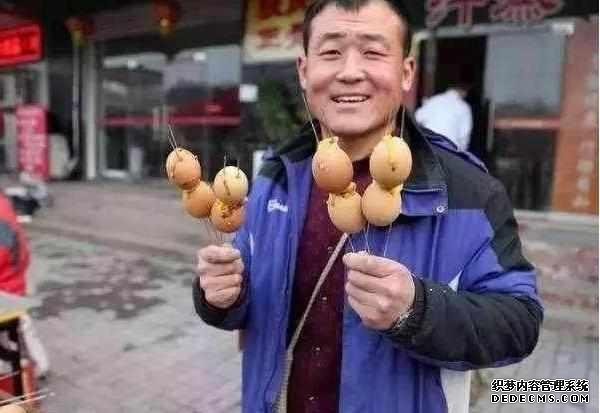 下岗大叔卖“天价”鸡蛋,十元1串,食客:吃完一口还想第二口