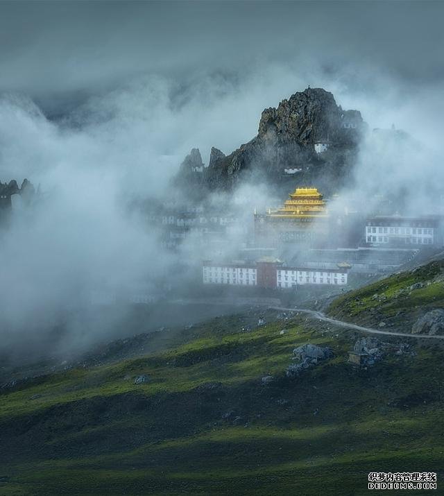 世界上海拔最高的天空之城,在悬崖绝壁上矗立千年的神奇建筑