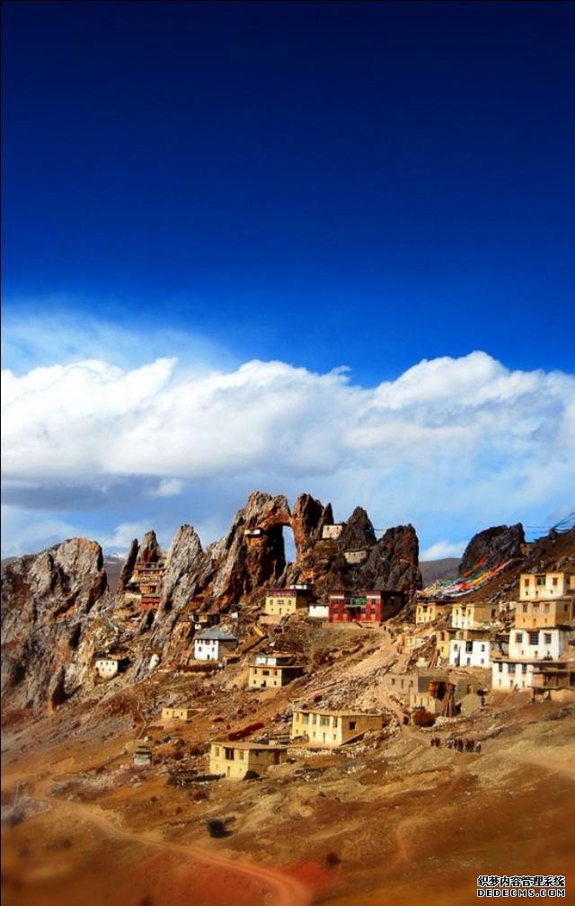 世界上海拔最高的天空之城,在悬崖绝壁上矗立千年的神奇建筑
