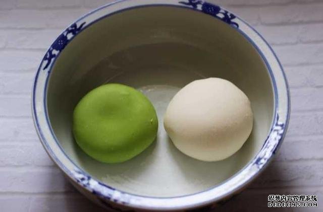 春天就是要吃菠菜生煎包,面皮松软,肉馅鲜嫩,咬一口满嘴汤汁