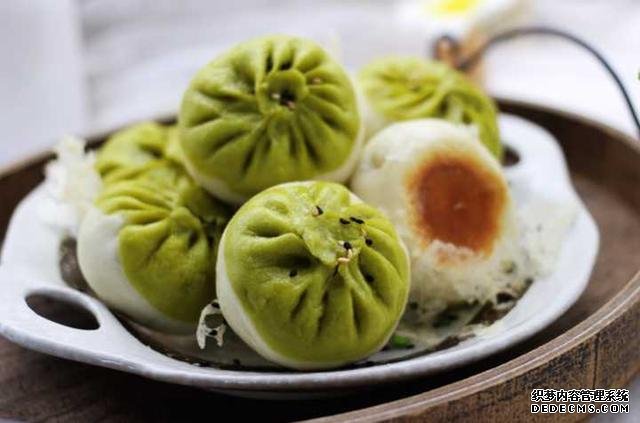 春天就是要吃菠菜生煎包,面皮松软,肉馅鲜嫩,咬一口满嘴汤汁