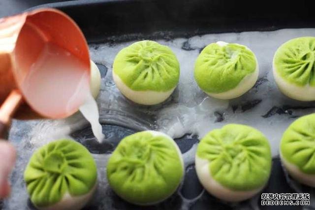 春天就是要吃菠菜生煎包,面皮松软,肉馅鲜嫩,咬一口满嘴汤汁