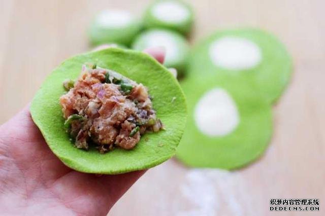 春天就是要吃菠菜生煎包,面皮松软,肉馅鲜嫩,咬一口满嘴汤汁