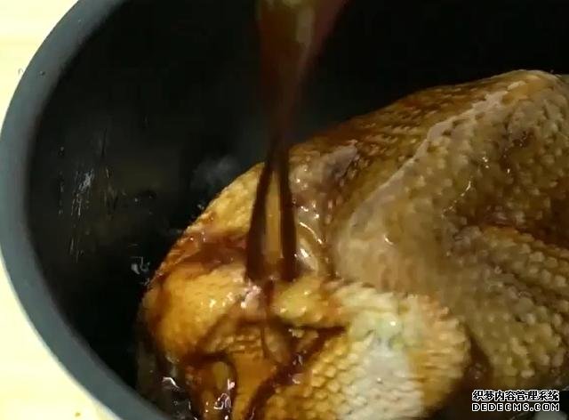 一整只鸡丢进电饭煲,不加水不用油,鲜嫩多汁,营养美味又简单
