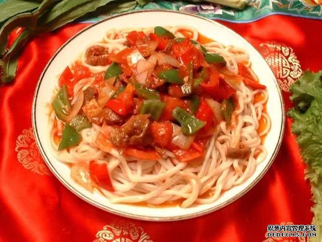 这才叫新疆拌面,你吃的那个只能叫肉拌菜