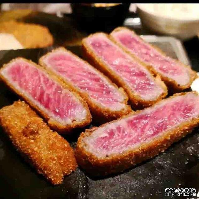 日本美食——外酥里嫩的炸牛排