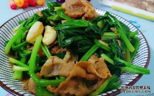 美食推荐:蒜香瓜藤、酱油炒木耳、菠菜炒肥牛、腐竹排骨汤的做法