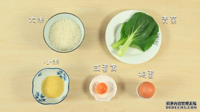 赛螃蟹炒饭怎么做?不用螃蟹而用它,米粒金黄又圆润