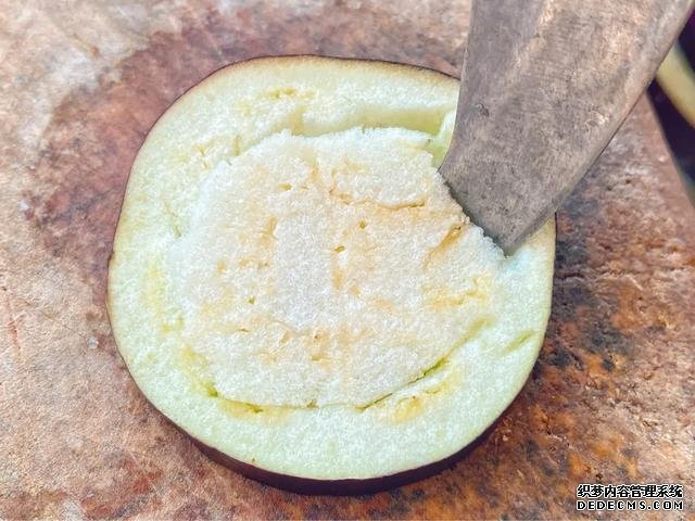 茄子不要用来炒和炖,香煎茄子煲口感嫩软浓香,是老少皆宜的菜品