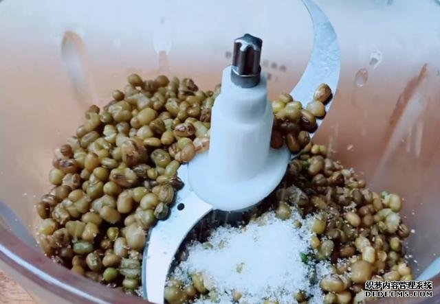 绿豆别熬粥啦,试试这样做,5元食材做一大盘,孩子吃了还想吃