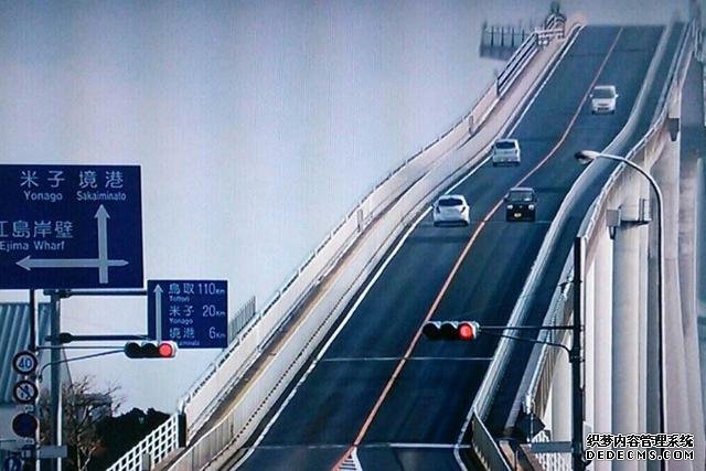日本最陡峭的一座桥,大量游客来此参观,最后都失望而归