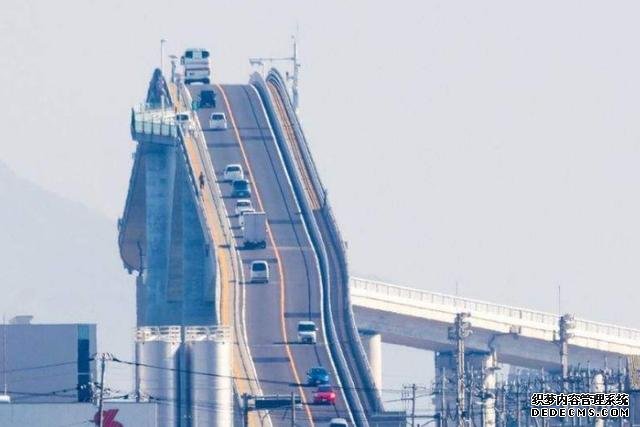 日本最陡峭的一座桥,大量游客来此参观,最后都失望而归