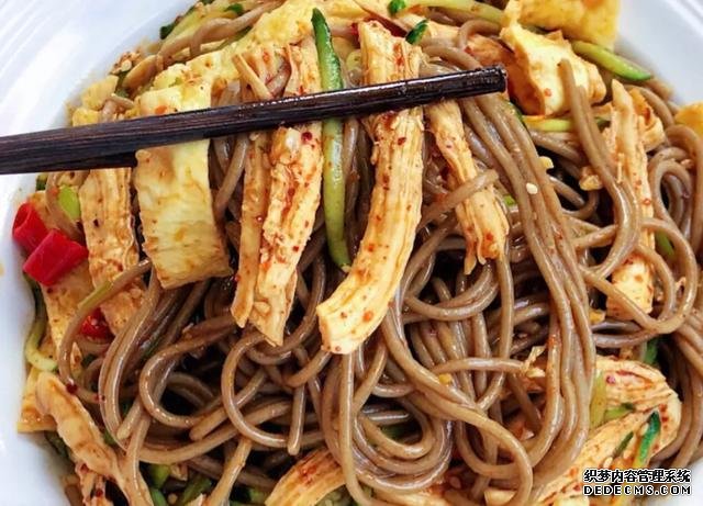 快手减肥餐,爆好吃的凉拌鸡丝荞麦面