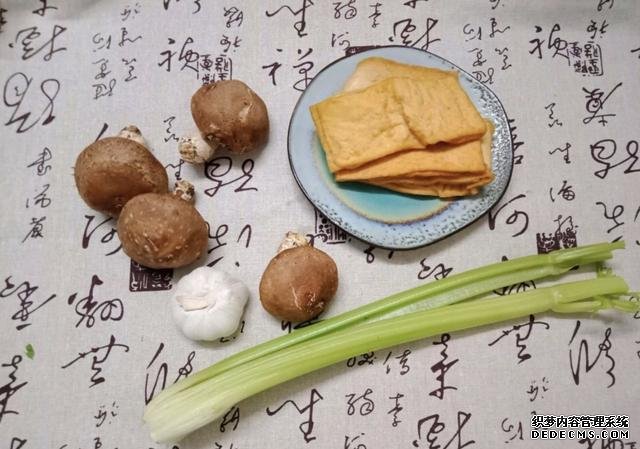 香菇芹菜炒豆干,低脂又营养,做法简单快手10分钟上桌
