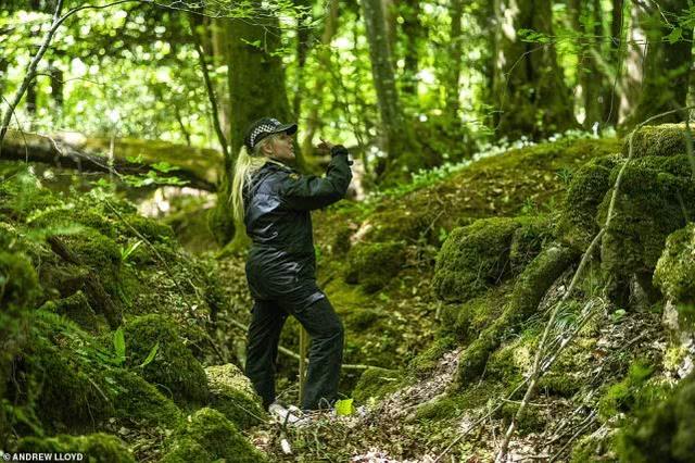 英国一对男女街头行走,箱中提着人的肢体,警察拦下他们