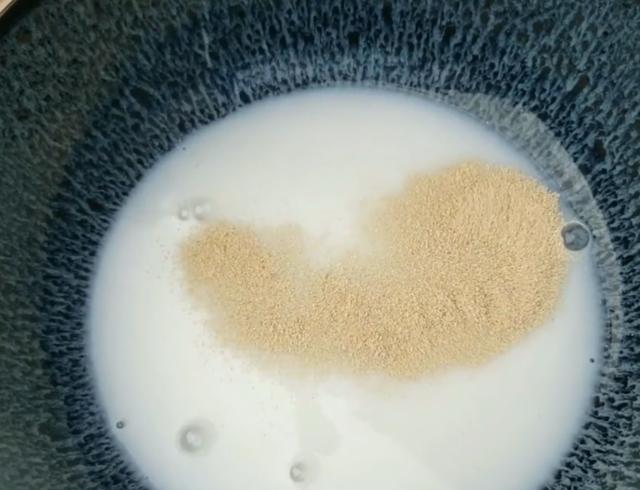 家里有苹果可以这样做,加一碗面粉,不烤不油炸,柔软拉丝,好吃